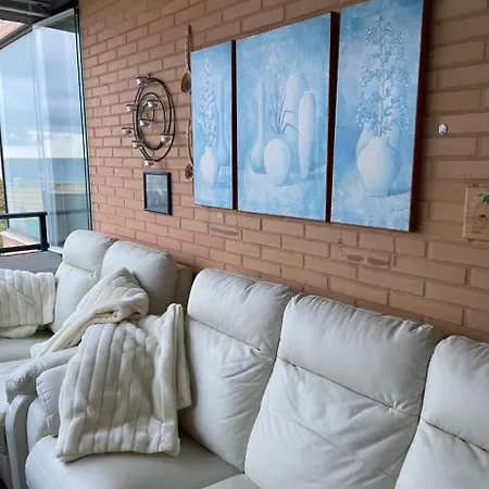 Lovely With Sea Views アパート